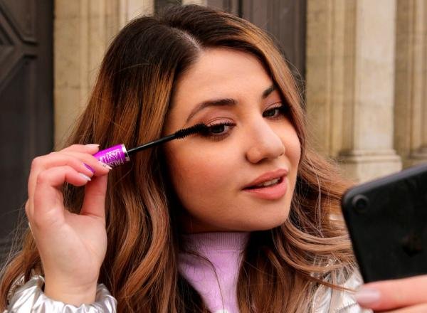 Uma mala, Steffi e #saloneffect na cidade: como a nova máscara da Maybelline entrou no Instagram?